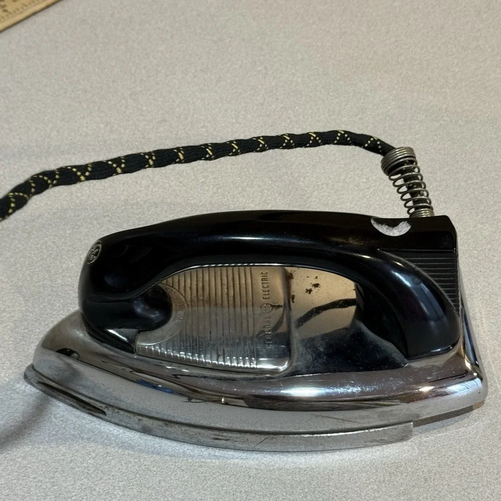 GE ELECTRIC DRY IRON, CAT. NO. 129F32 WATTS 1000, Volts 115 Made In USA Vintage‎